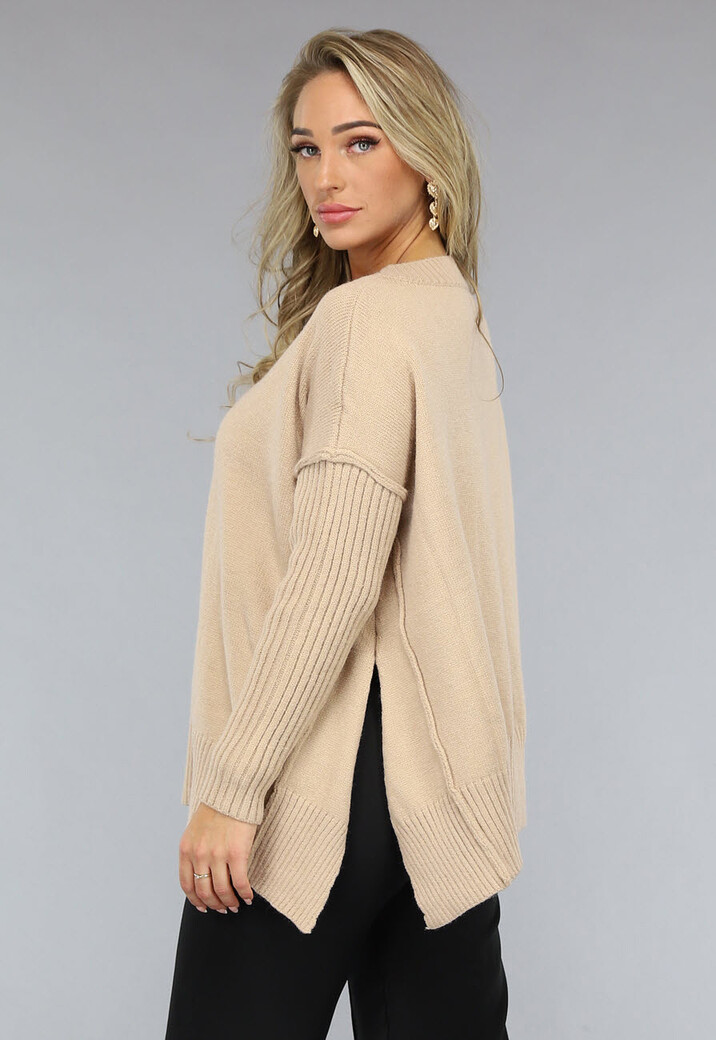 Lichtbruine Trui met V Hals en Splitjes