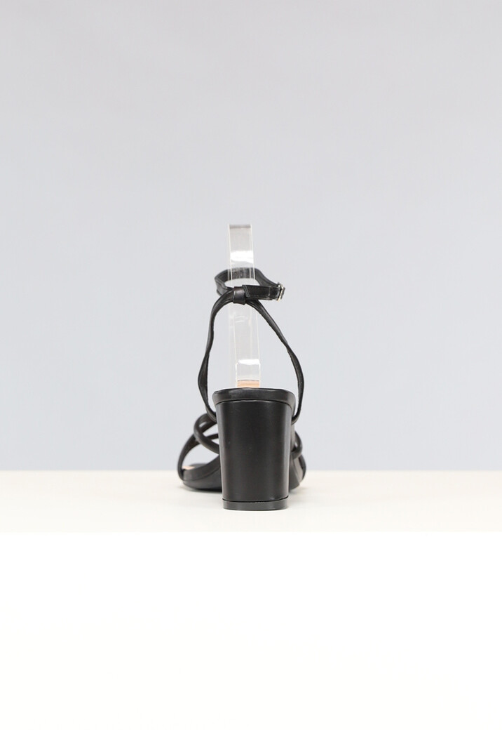 Lage Strappy Sandaletten in Zwart