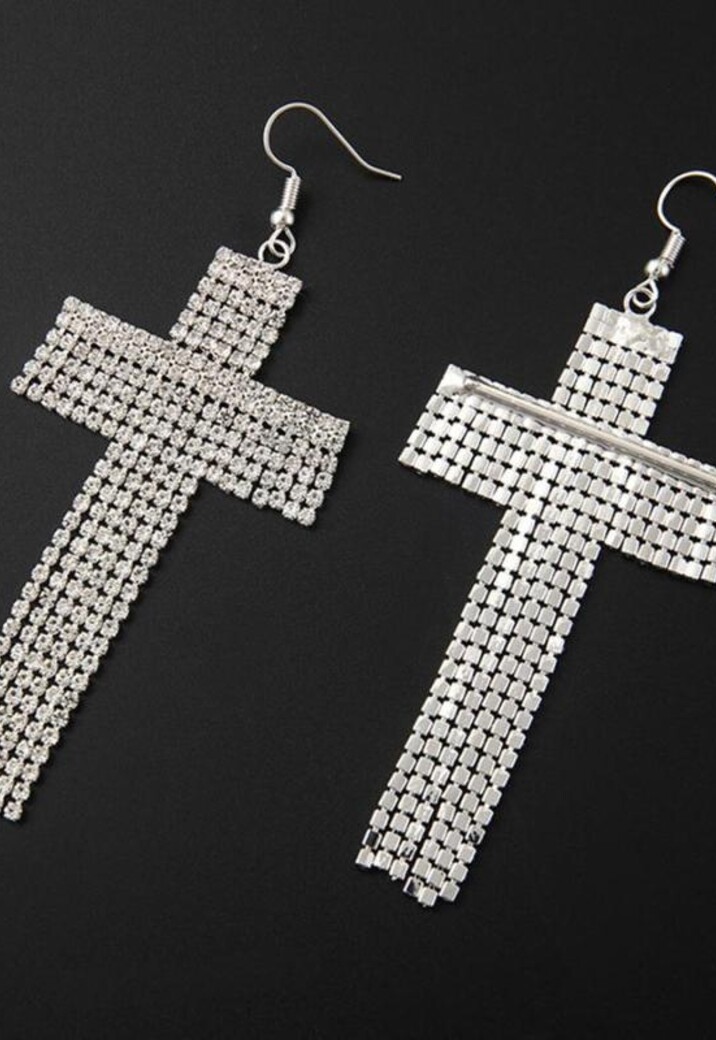 Zilverkleurige Oorbellen met Kruis Ontwerp