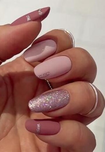Roze Plaknagels met Glitter Details