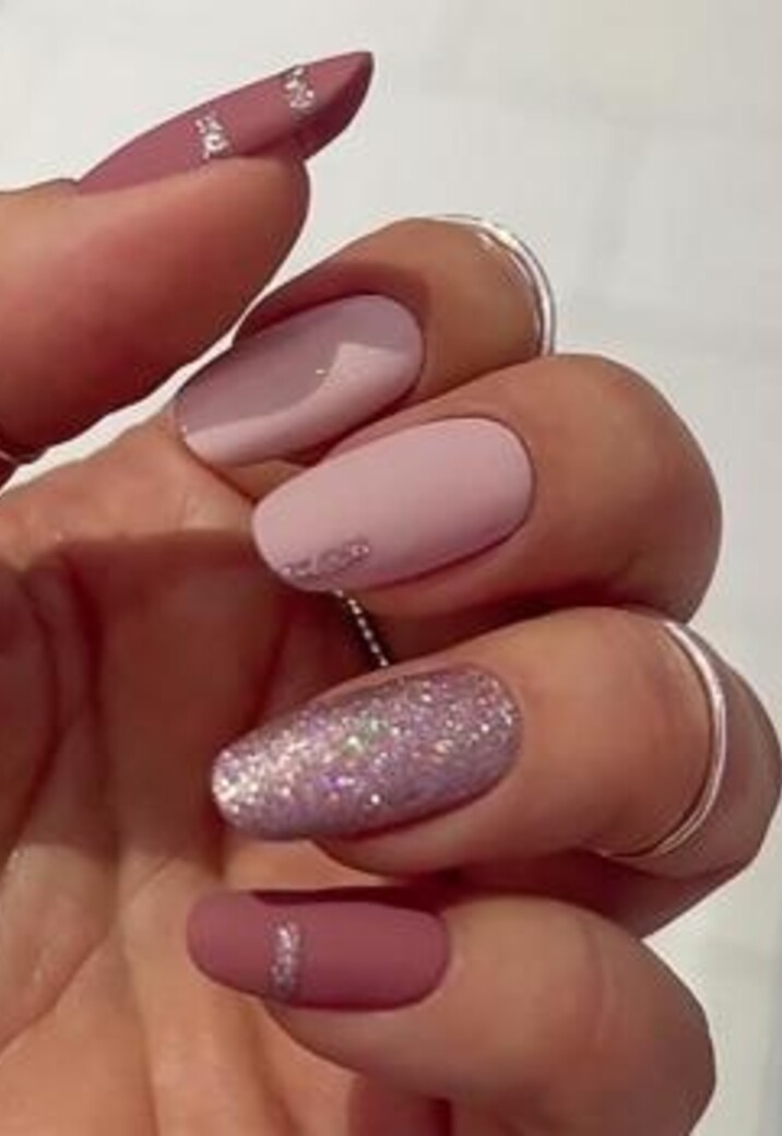 Roze Plaknagels met Glitter Details