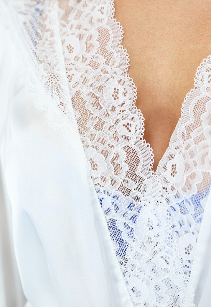 Classy Witte Satijnen Kamerjas met Kanten Afwerking