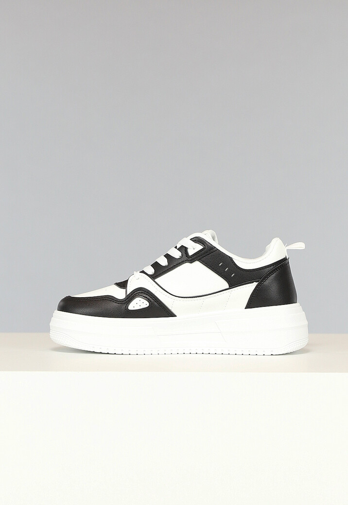 Lage Witte Sneakers met Zwarte Details