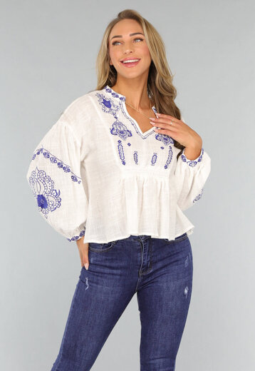 NEW2808 Witte Blouse met Blauwe Geborduurde Details