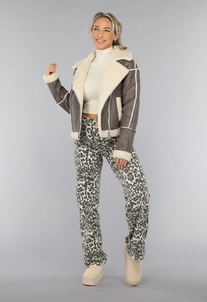 Taupe Lederlook Lammy Coat met Gesp Details