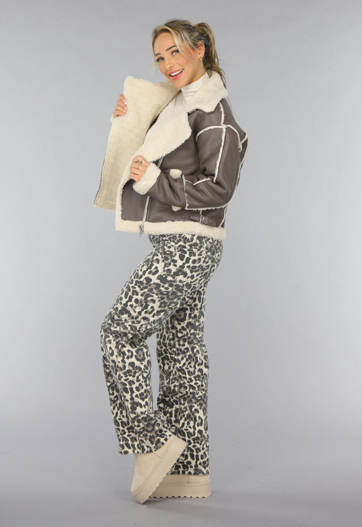 Taupe Lederlook Lammy Coat met Gesp Details