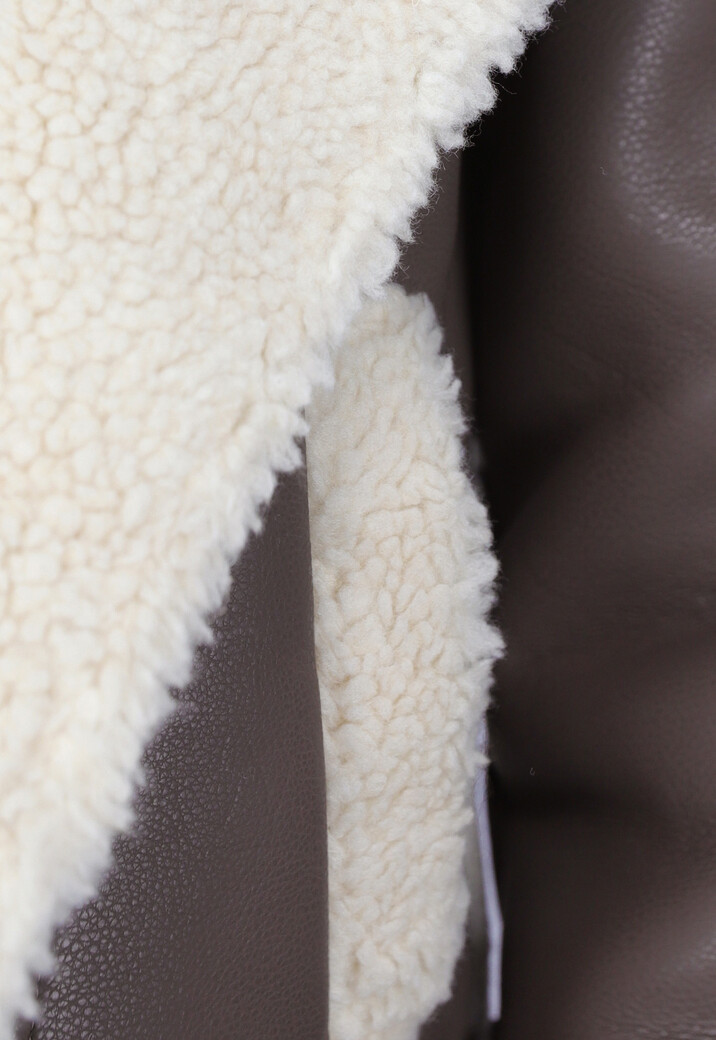 Taupe Lederlook Lammy Coat met Gesp Details