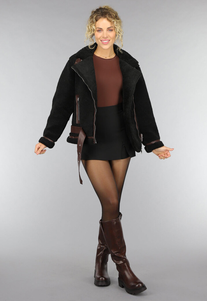 Zwarte Fluffy Jas met Bruine Gesp Details