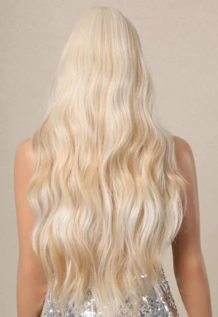 As Blonde Golvende Pruik met Pony