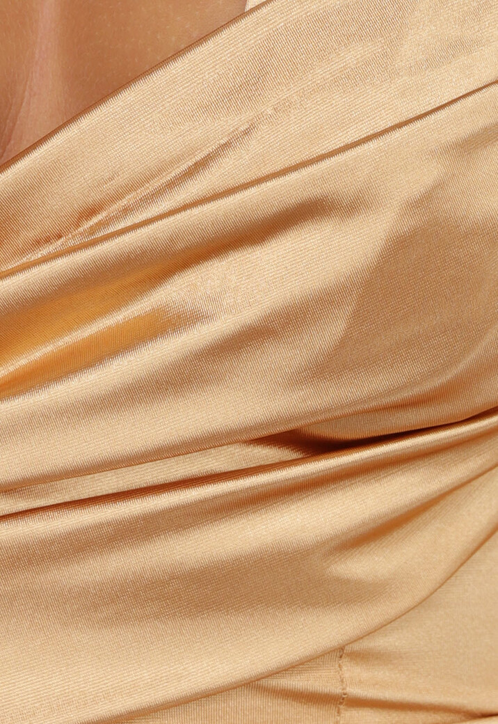Gouden Geplooide Satijnen Halter Galajurk met Split