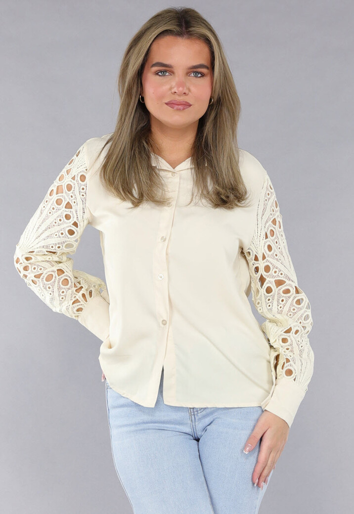 Beige Flowy Blouse met Peacock Crochet Mouwen