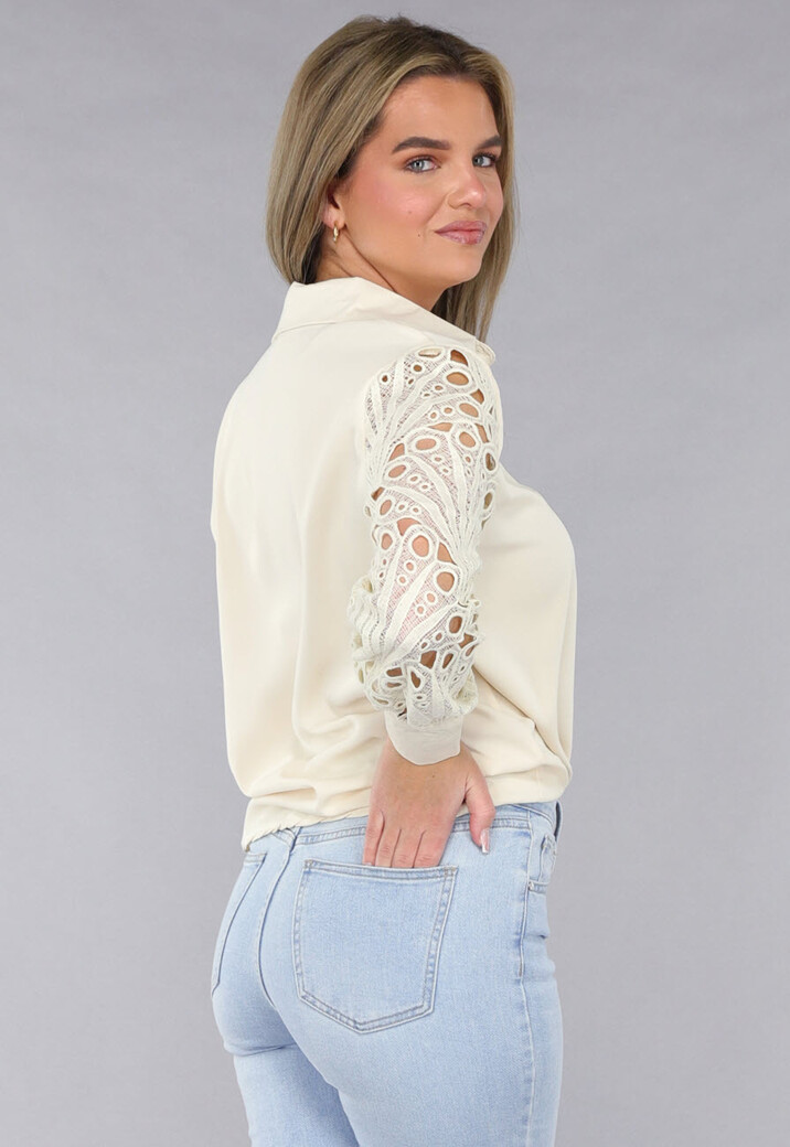Beige Flowy Blouse met Peacock Crochet Mouwen
