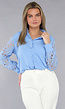 Lichtblauwe Blouse met See-Through Crochet Mouwen