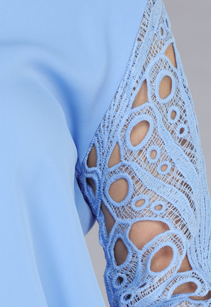 Lichtblauwe Blouse met See-Through Crochet Mouwen