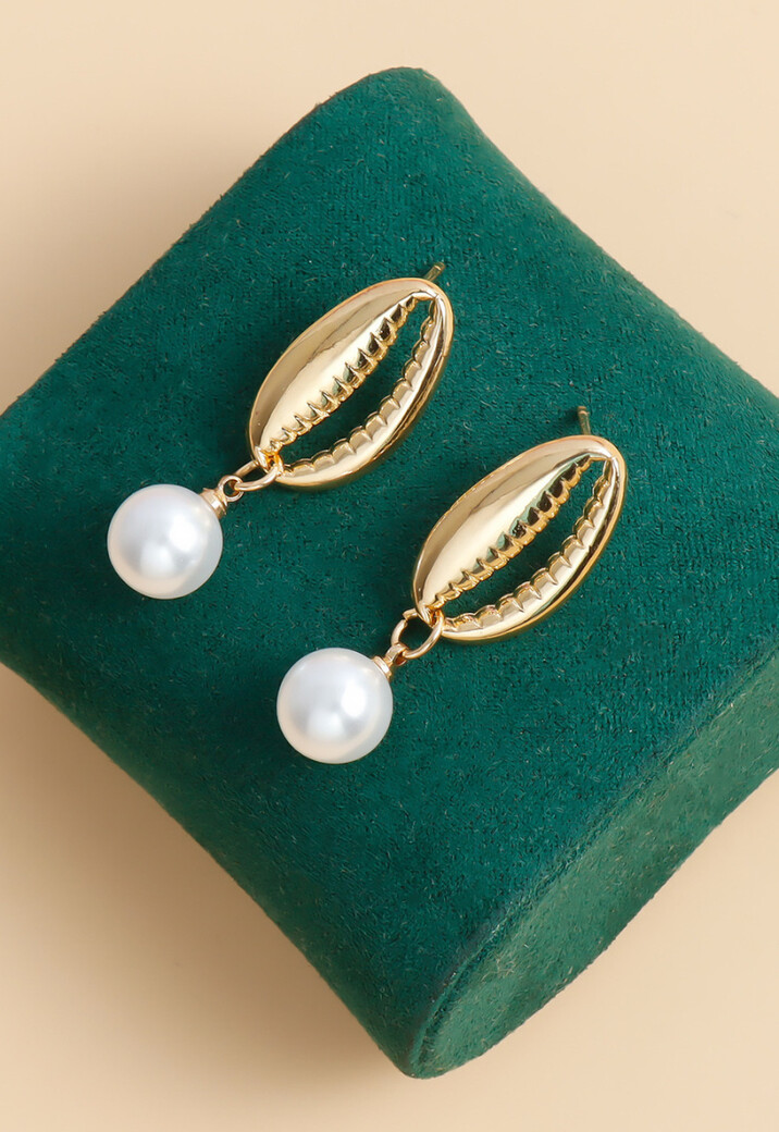 Parel Oorbellen met Goudkleurig Schelp