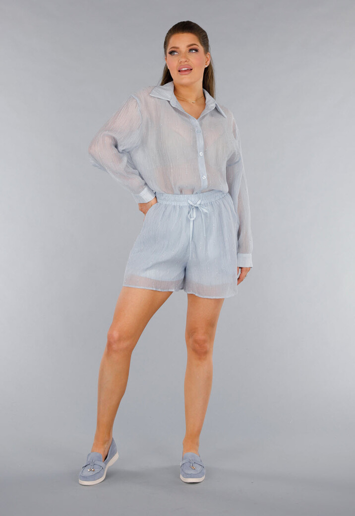 Blauwe Tweedelige Set met Doorschijnende Blouse en Elastische Short