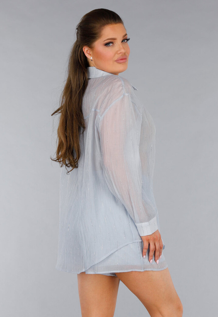 Blauwe Tweedelige Set met Doorschijnende Blouse en Elastische Short