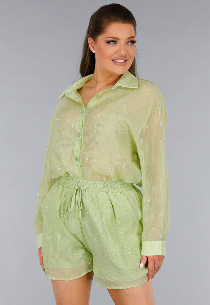 Groene Tweedelige Set met Doorschijnende Blouse en Elastische Short
