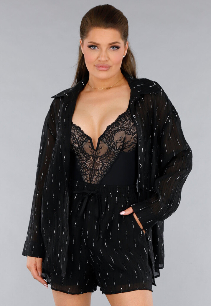 Zwarte Tweedelige Set met Doorschijnende Blouse en Elastische Short