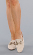 Elegante Beige Suède Loafers Met Gouden Horsebit Schakel En Puntneus