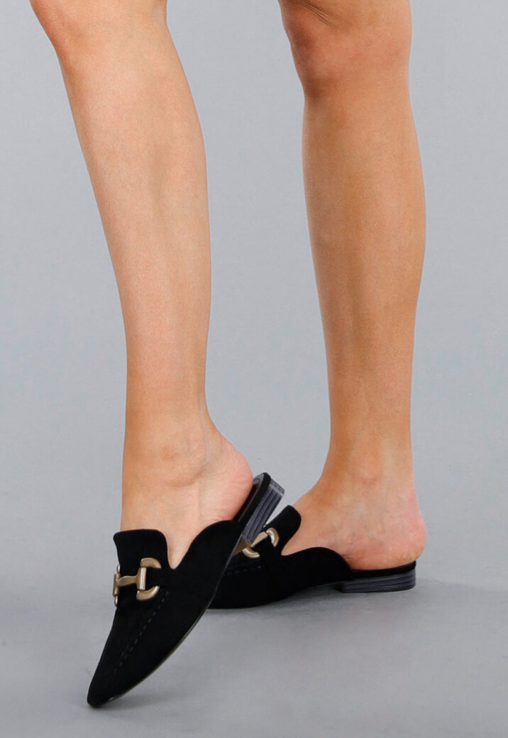 Elegante Zwarte Suède Loafers Met Gouden Horsebit Schakel En Puntneus