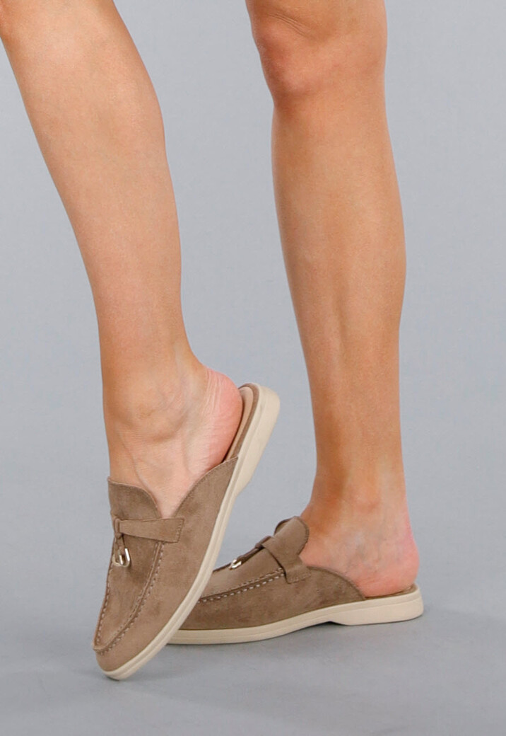 Comfortabele Taupe Suède Instappers met Flexibele Zool en Gouden Detail