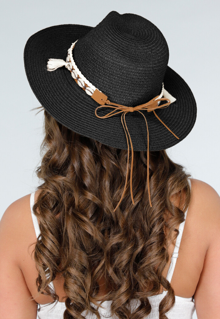 Zwarte Strandhoed met Suèdelook Band en Kauri Schelpjes
