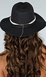 Zwarte Strandhoed met Parelmoer Twist Band en Gouden Chain Detail