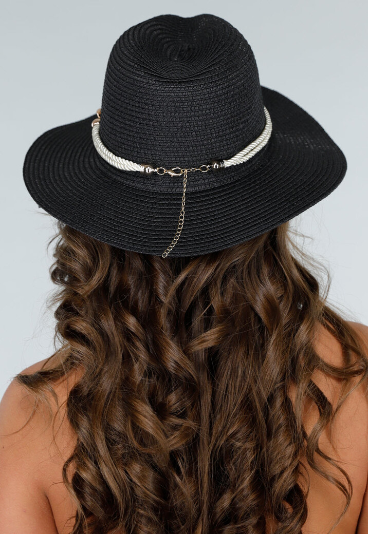 Zwarte Strandhoed met Parelmoer Twist Band en Gouden Chain Detail