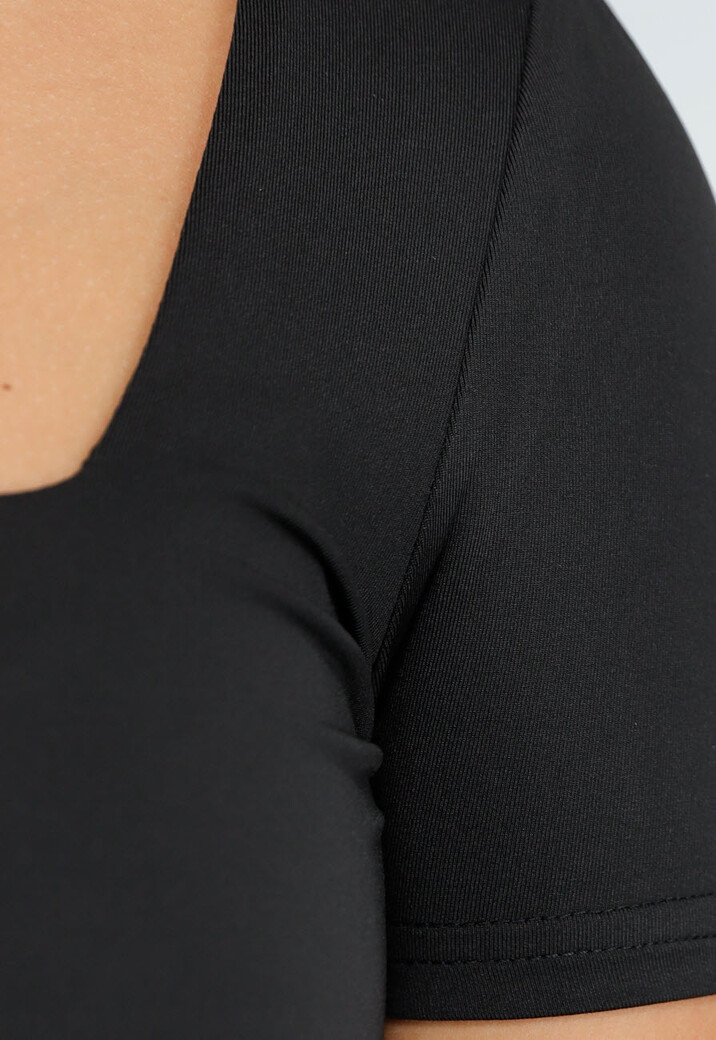 Aansluitende Zwarte Jumpsuit met Vierkante Hals, Korte Mouwen en Uitlopende Pijpen