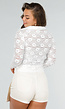 Elegante Witte Kanten Blouse met Lange Mouwen en Knoopsluiting