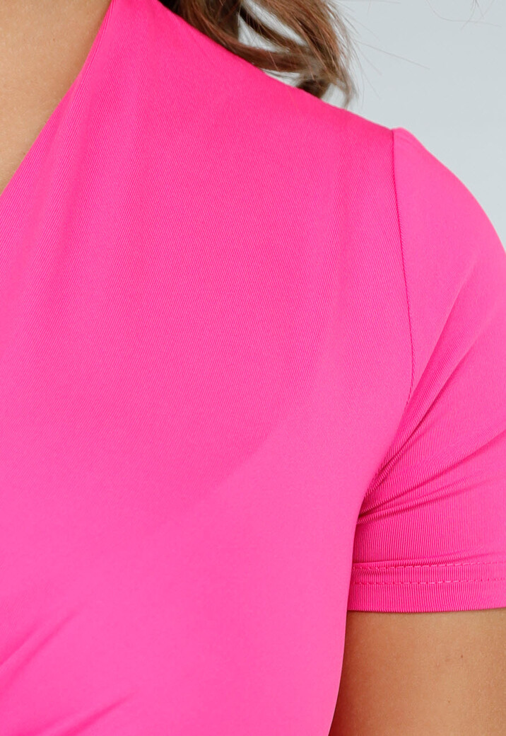 Shortsleeve Twist Bodysuit in Felroze met V-hals