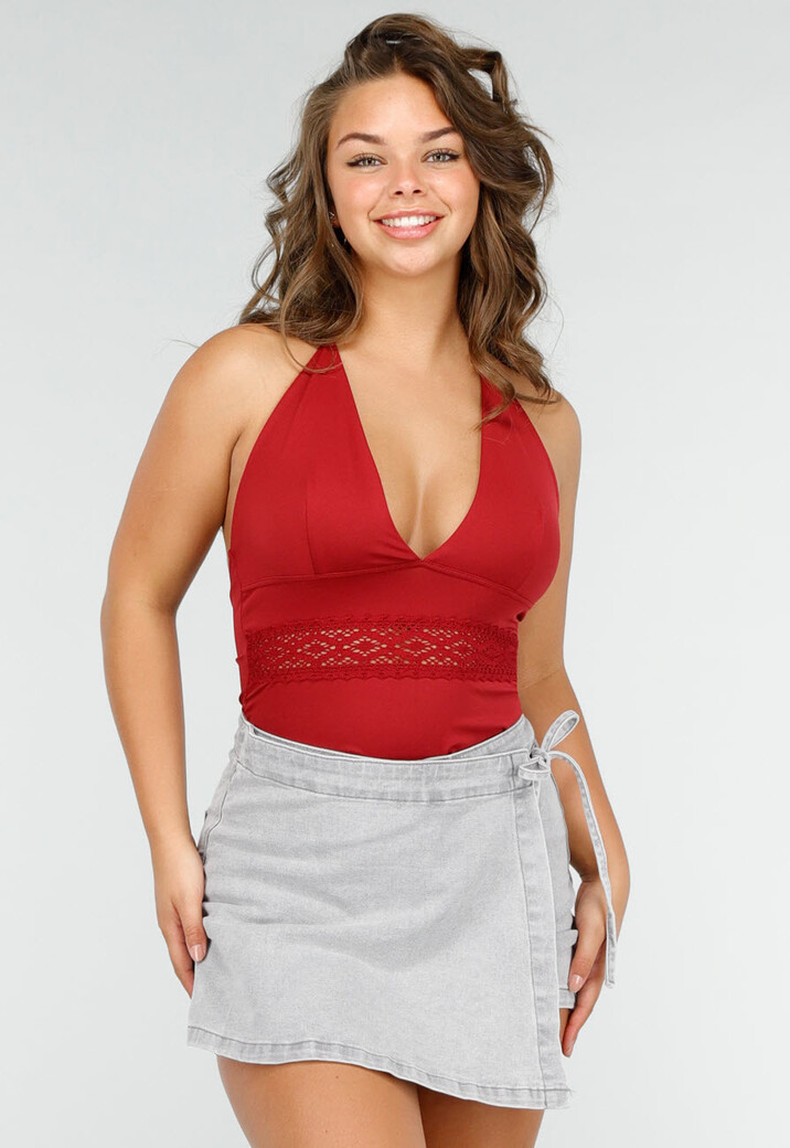 Rode Haltertop met Kanten Band en Open Rug