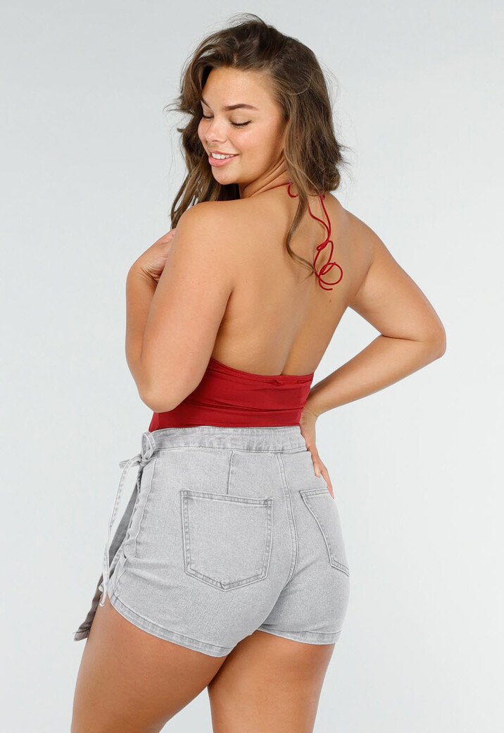 Rode Haltertop met Kanten Band en Open Rug