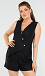 Two Piece met Short en Asymetrische Zwarte Gilet met Knopen en Rijgsluiting