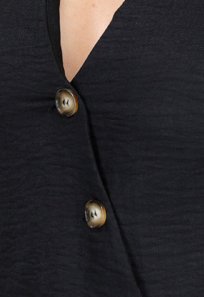 Two Piece met Short en Asymetrische Zwarte Gilet met Knopen en Rijgsluiting