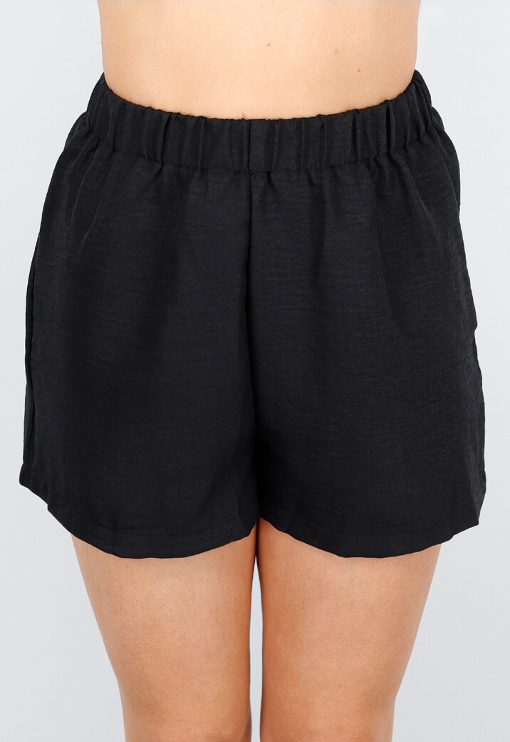 Two Piece met Short en Asymetrische Zwarte Gilet met Knopen en Rijgsluiting