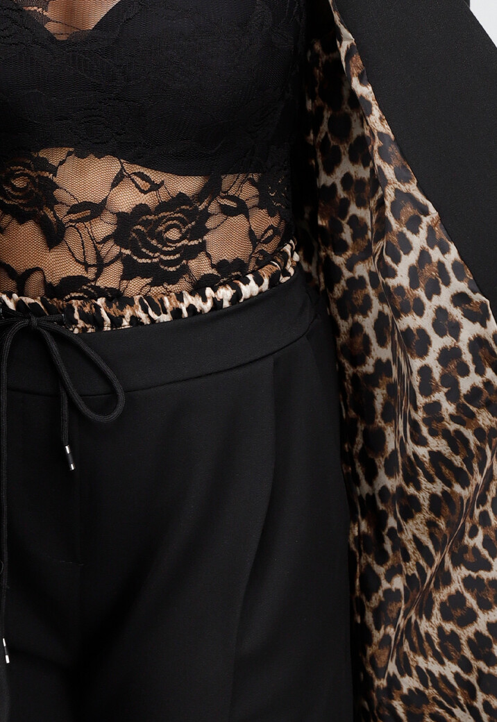 Elegant Zwart Pak met Leopardprint Accenten