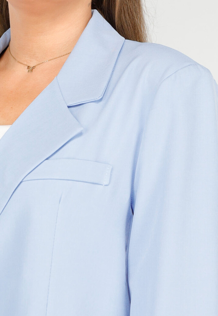 Oversized Lichtblauwe Blazer met Sierzakken en Zwarte Knopen