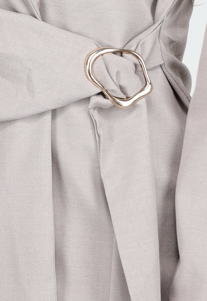 Elegante Getailleerde Grijze Blazer met Ceintuur en Goudkleurige Gesp