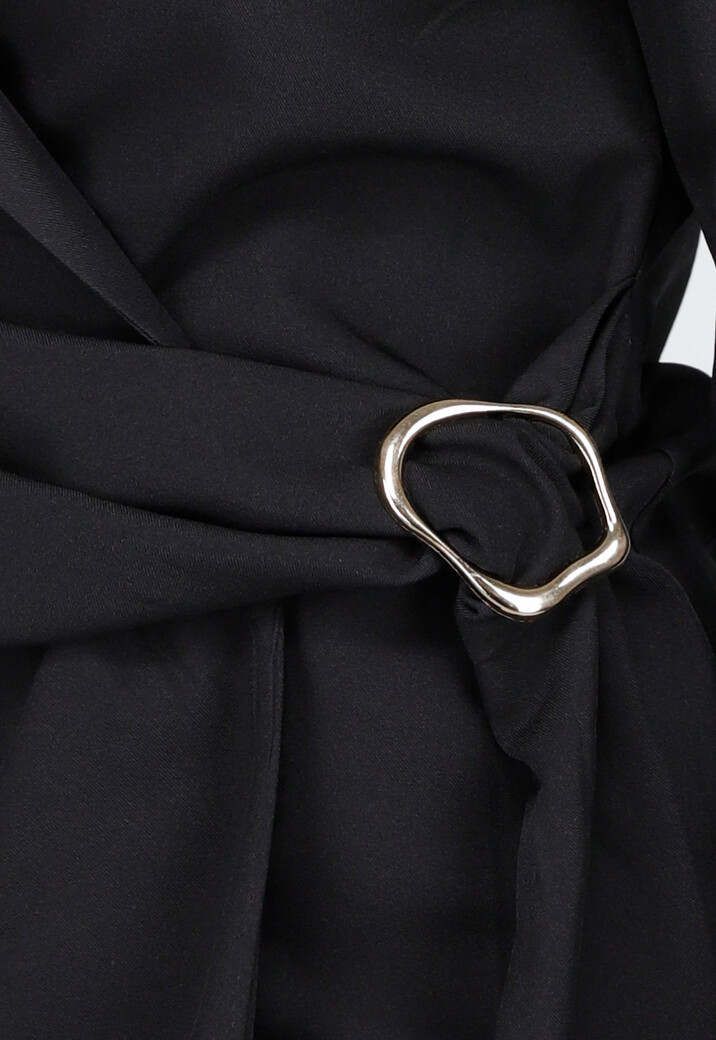 Elegante Getailleerde Zwarte Blazer met Ceintuur en Goudkleurige Gesp