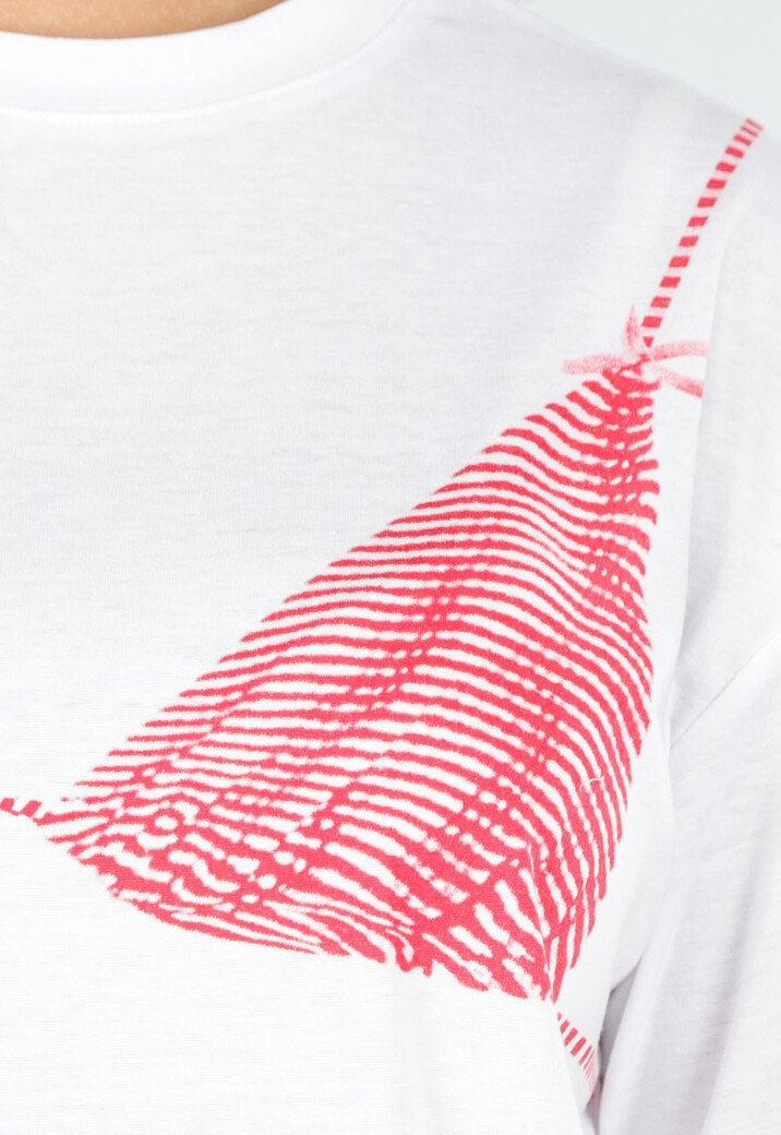 Wit T-Shirt met Rode Bikini Print voor een Speelse Look