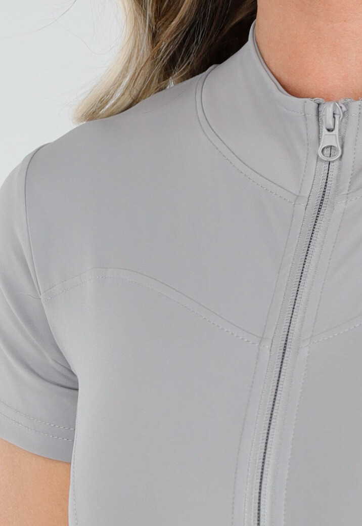 Getailleerde Grijze Stretch Sport Jumpsuit met Korte Mouwen en Ritssluiting