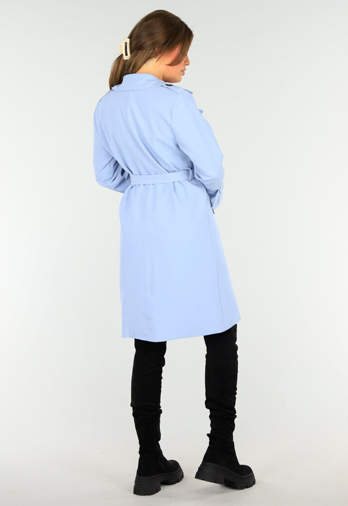 Lichblauwe Voorjaarsjas met Gesp Detail en Knoopsluiting