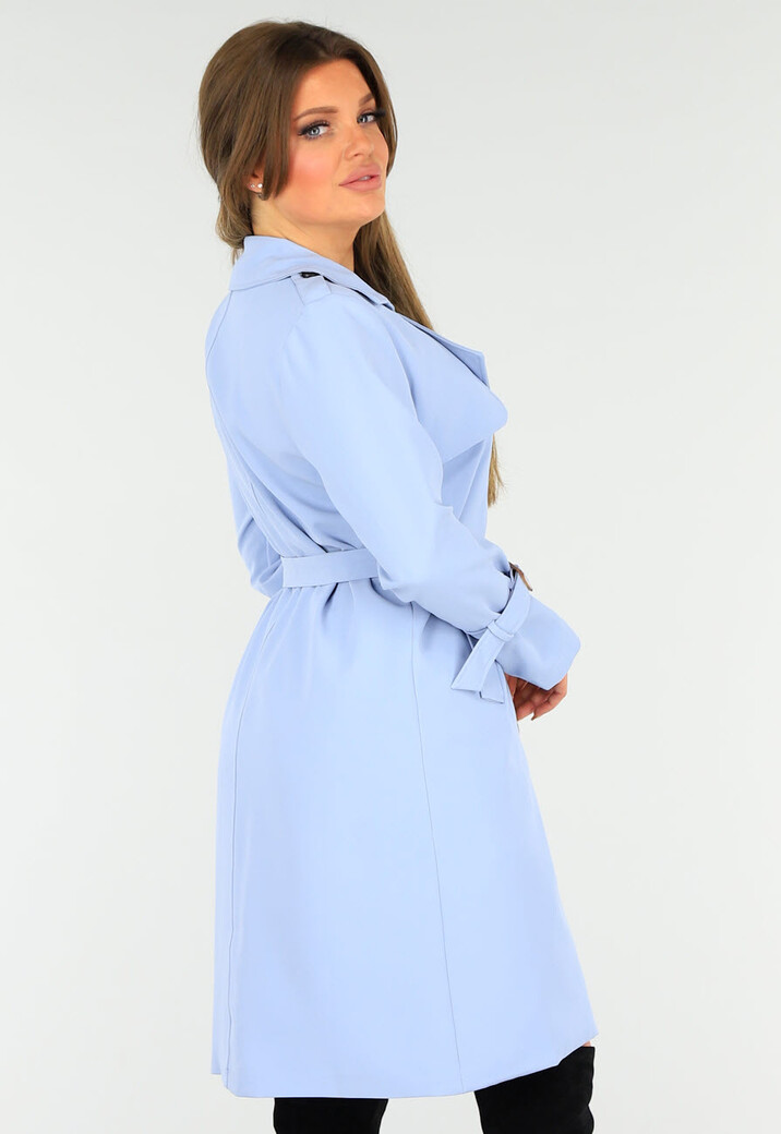 Lichblauwe Voorjaarsjas met Gesp Detail en Knoopsluiting