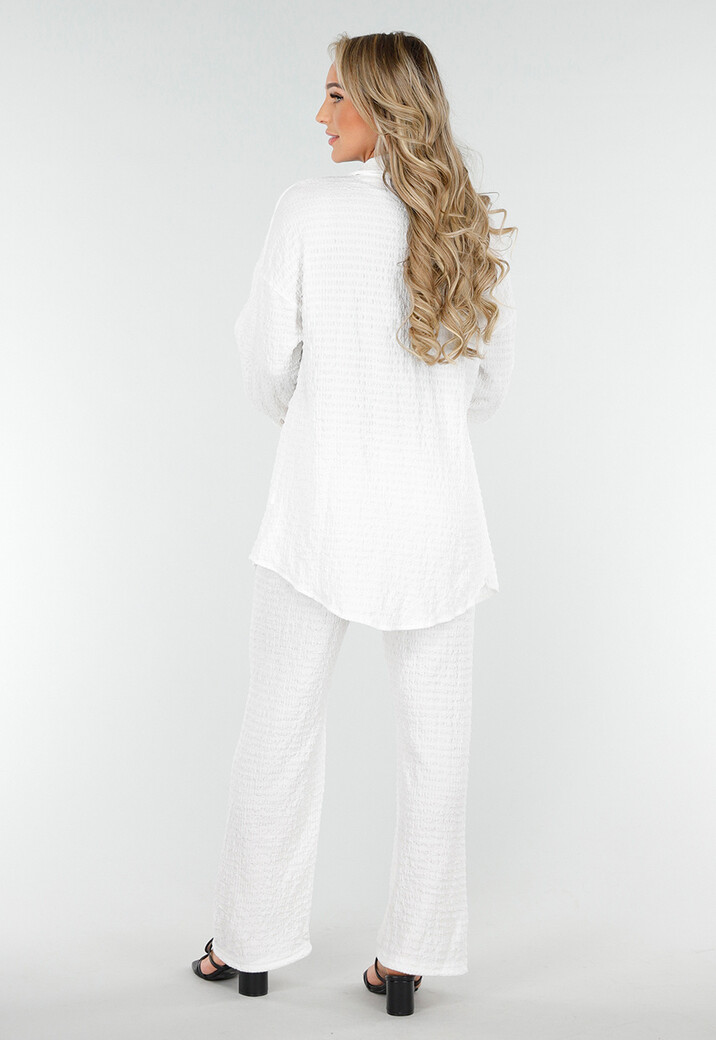 Witte Crinkle Stretch Set met Doorknoop Blouse en Rechte Broek met Elastische Tailleband