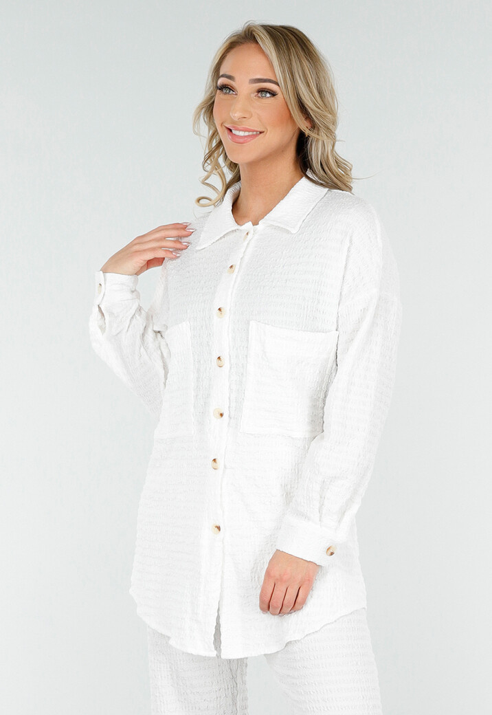 Witte Crinkle Stretch Set met Doorknoop Blouse en Rechte Broek met Elastische Tailleband