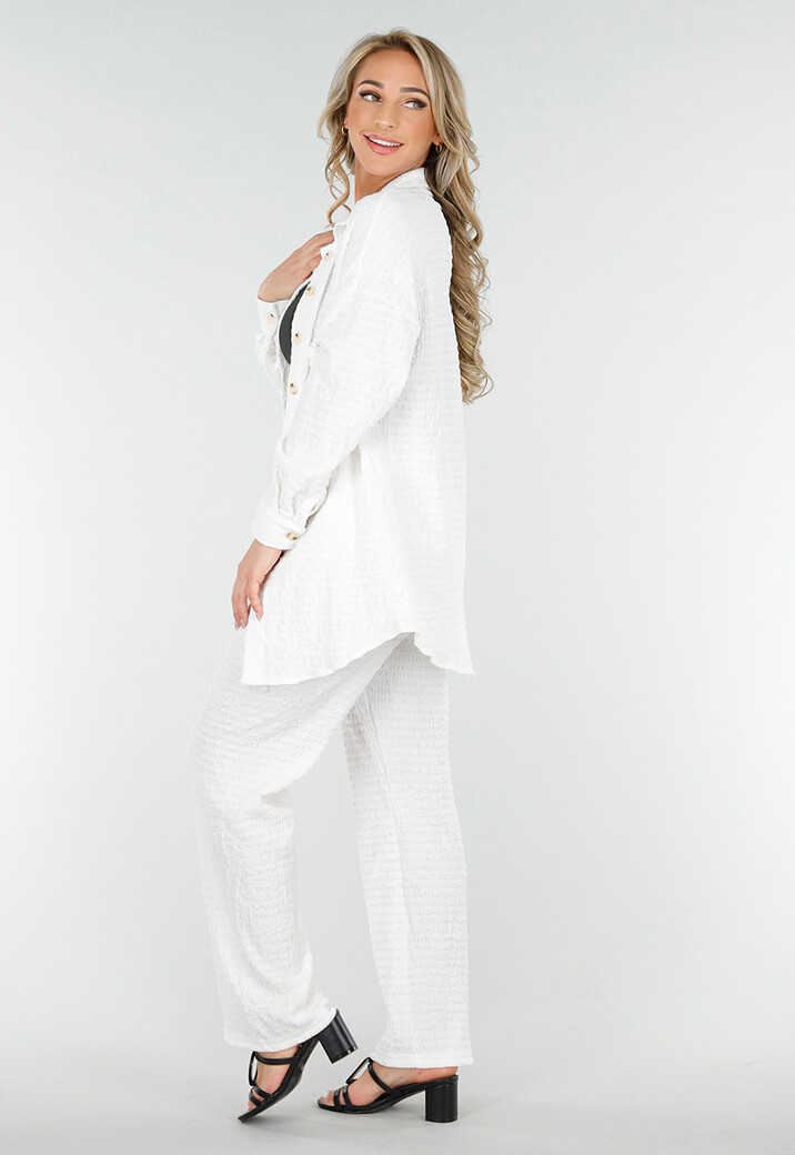 Witte Crinkle Stretch Set met Doorknoop Blouse en Rechte Broek met Elastische Tailleband
