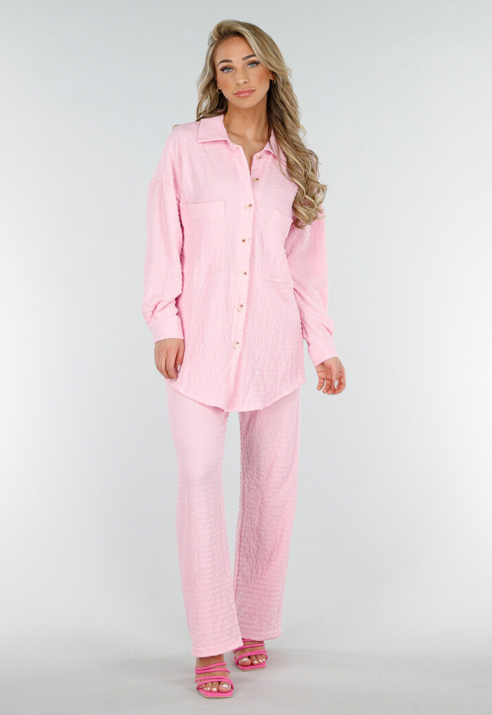 Lichtroze Crinkle Stretch Set met Rechte Broek en Doorknoop Blouse van Luchtige Stof
