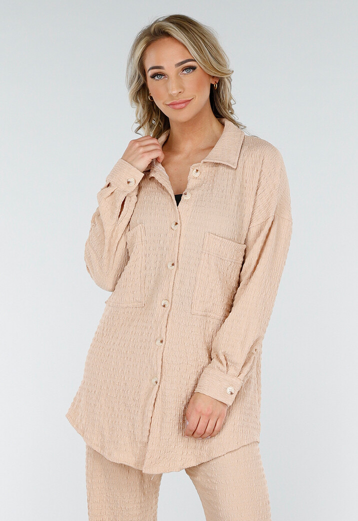 Beige Crinkle Stretch Set met Doorknoop Blouse en Rechte Broek met Elastische Tailleband